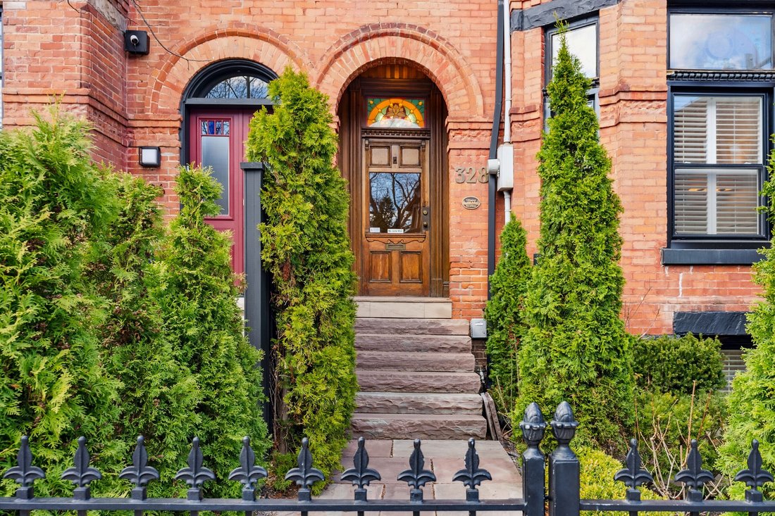 Townhouse in Toronto, Ontario, Canada 2 - 17763749