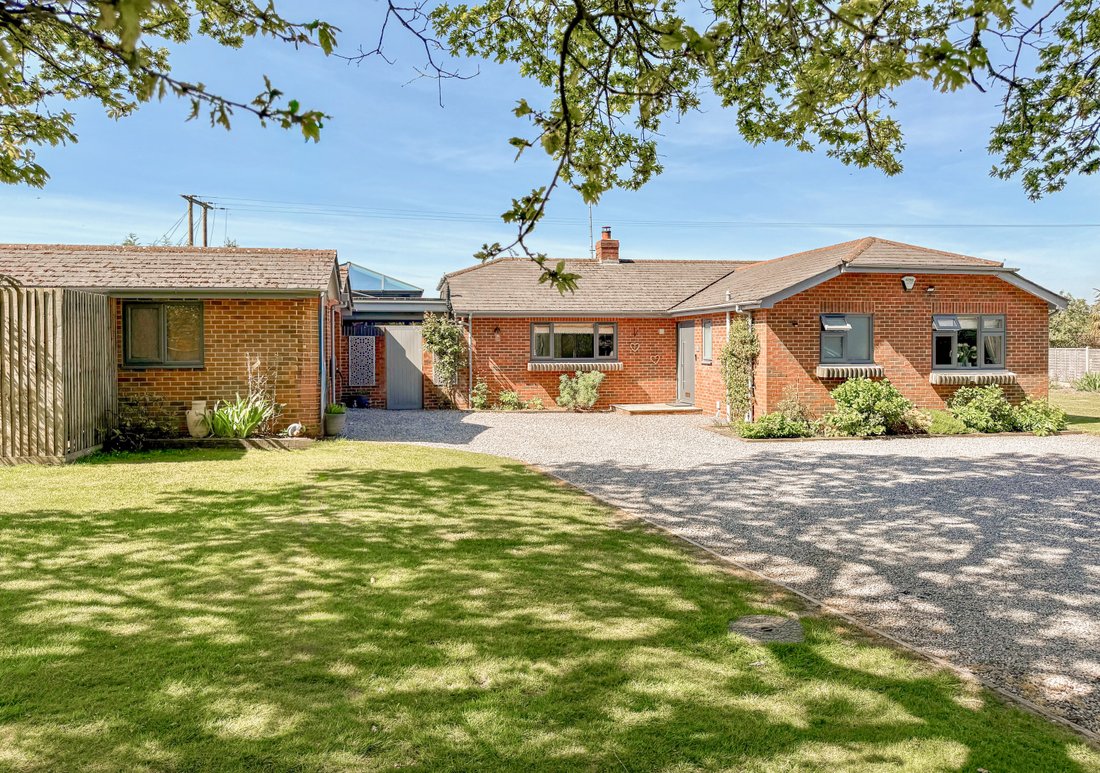 Bungalow in Ringwood, England 1 - 17648075