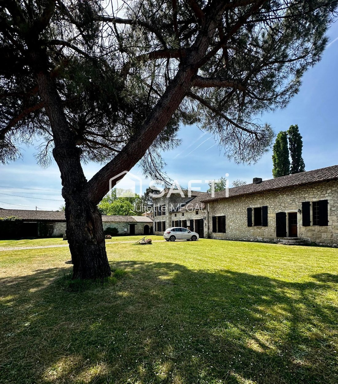 House in Bonneville-et-Saint-Avit-de-Fumadieres, Nouvelle-Aquitaine, France 1 - 17763794