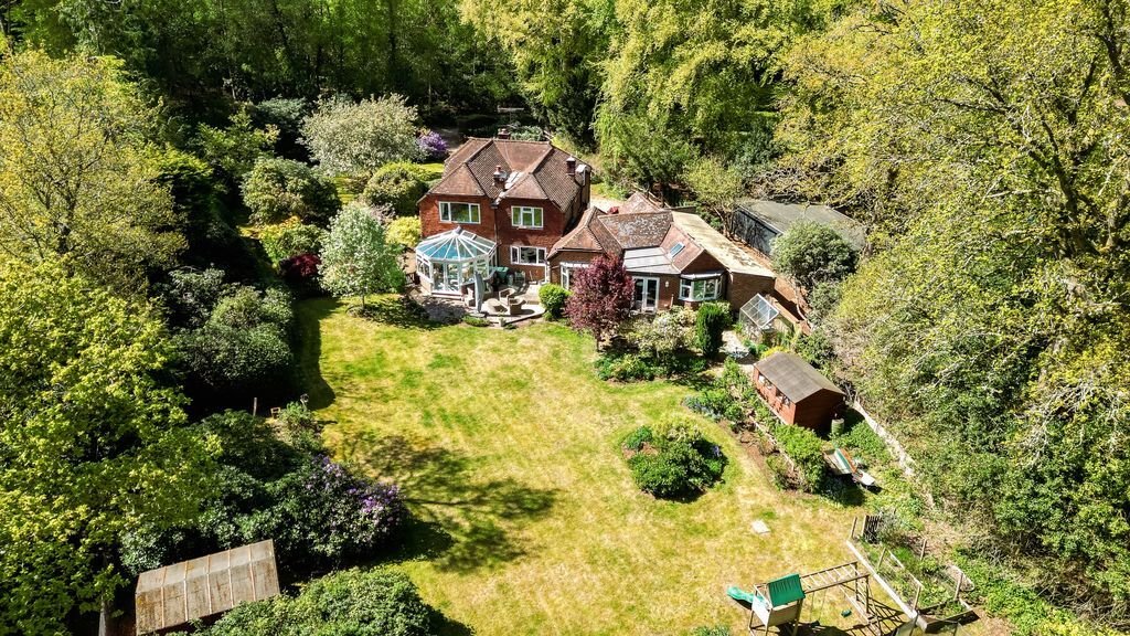 House in Shere, England 2 - 17399154