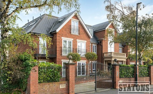 Penthouse in The Ridgeway, Enfield, England 1