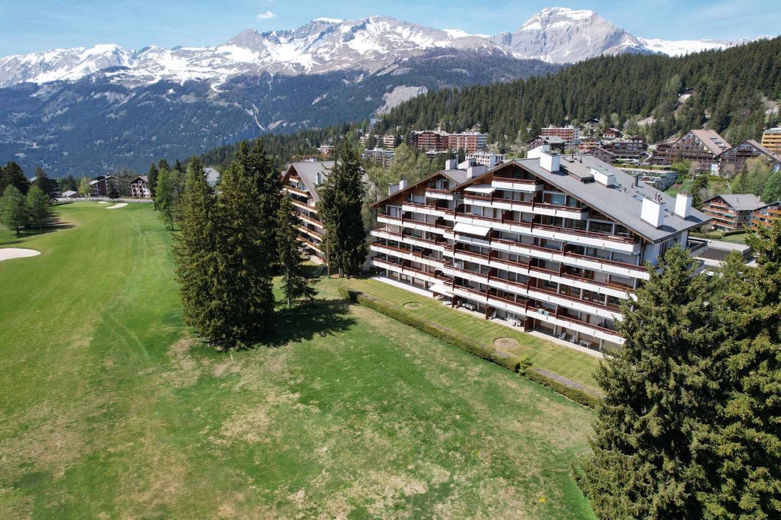 6.5 Room Penthouse Apartment Facing The Golf Course With Stunning Views + Studio