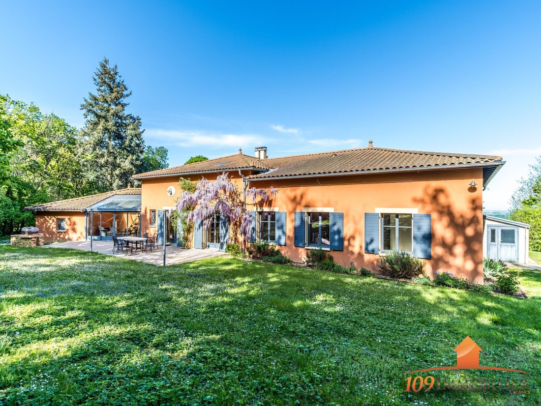 House in Bagnols, Auvergne-Rhône-Alpes, France 1 - 17774286