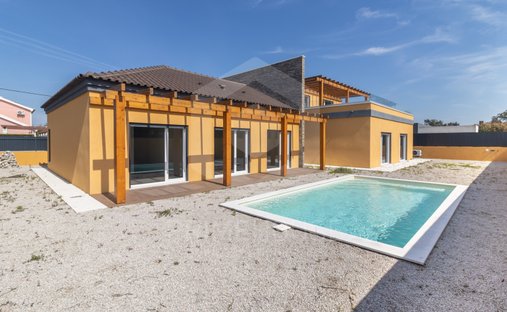 House in Azeitao (Sao Lourenco e Sao Simao), Setubal, Portugal 1