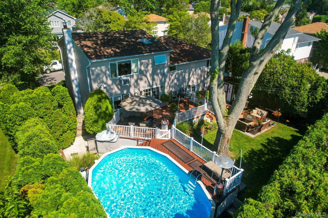 House in Old Bethpage, New York, United States 1 - 17776759