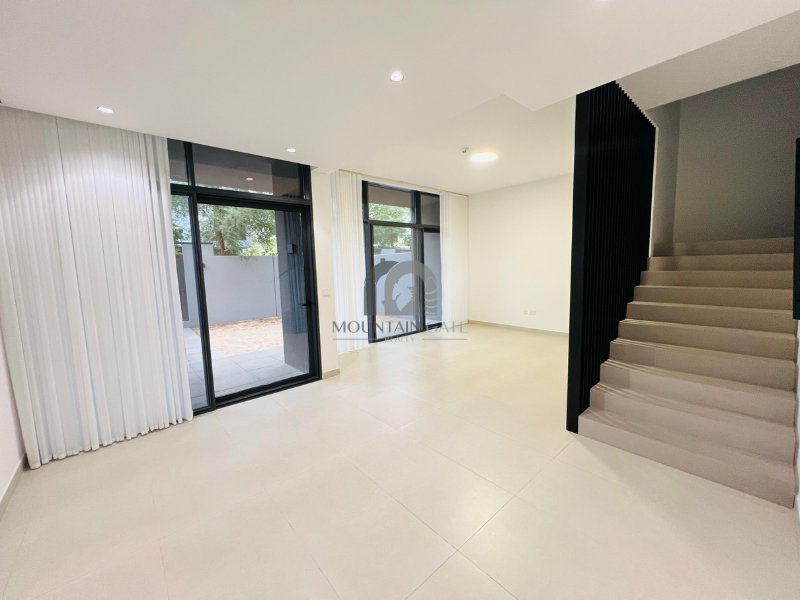 Townhouse in Al Ruwaidat Suburb, Sharjah Emirate, United Arab Emirates 1 - 17772123