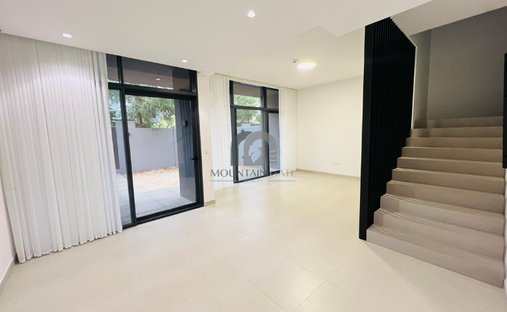 Townhouse in Al Ruwaidat Suburb, Sharjah Emirate, United Arab Emirates 1