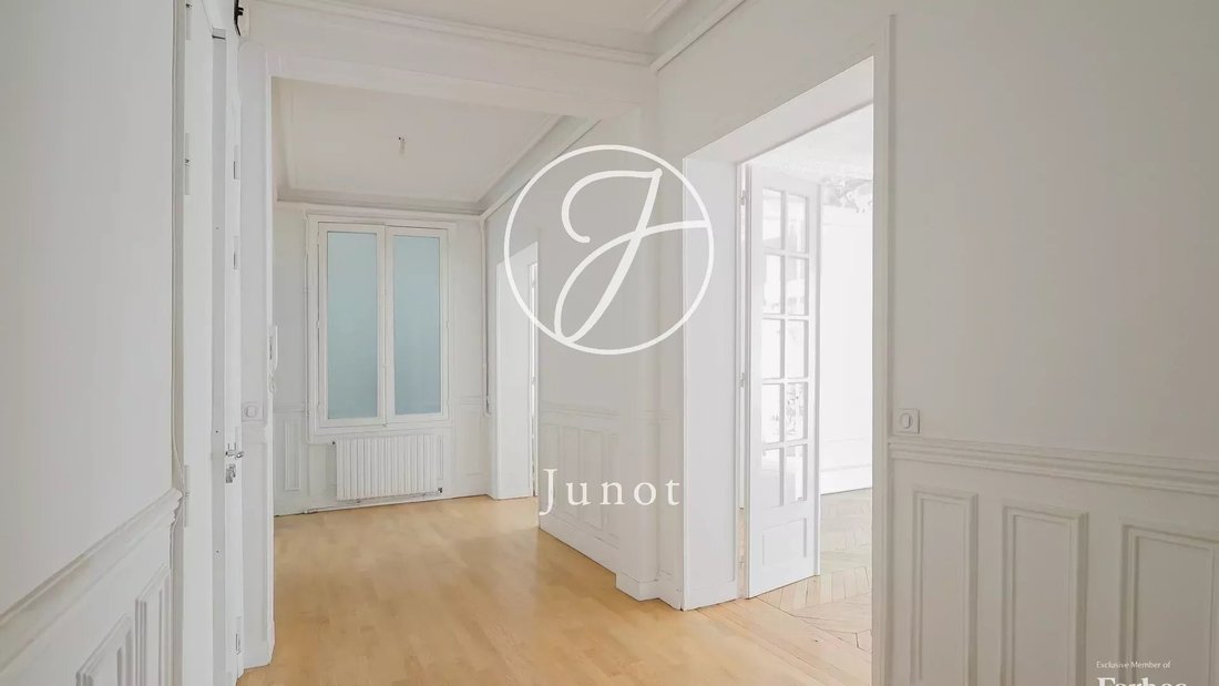 Apartment in Triangle d'Or, Paris 8e Arrondissement, Paris 2 - 16697411
