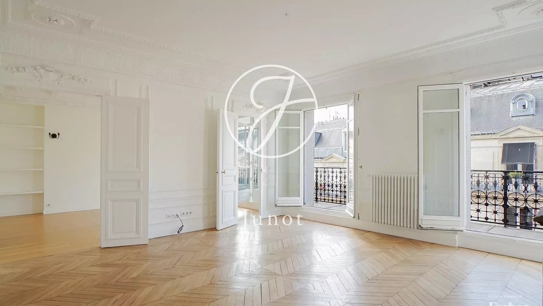 Apartment in Triangle d'Or, Paris 8e Arrondissement, Paris 2 - 16697425