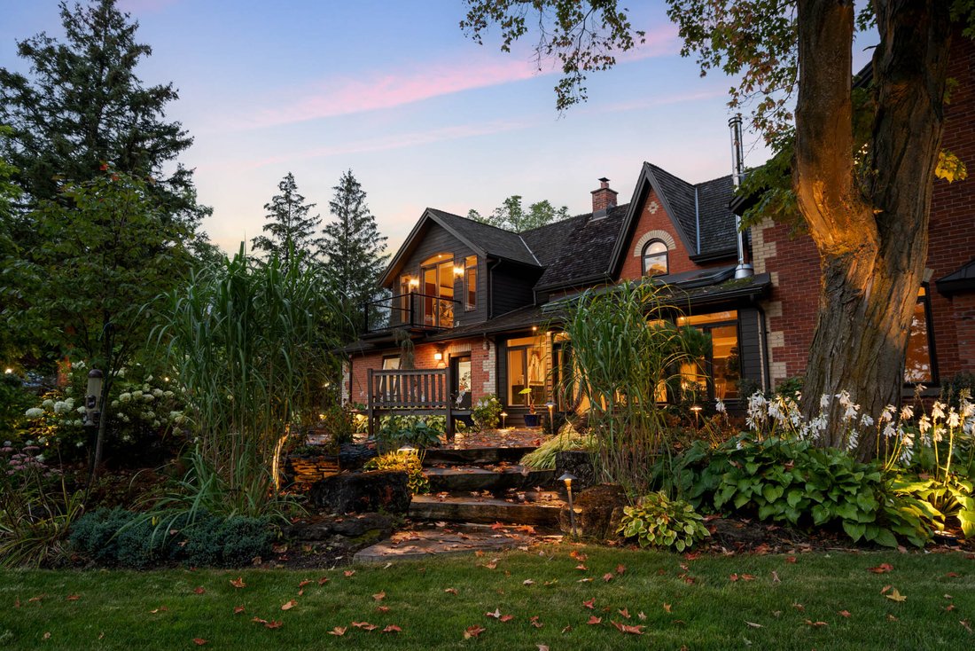 Estate in Hamilton, Ontario, Canada 1 - 17778481