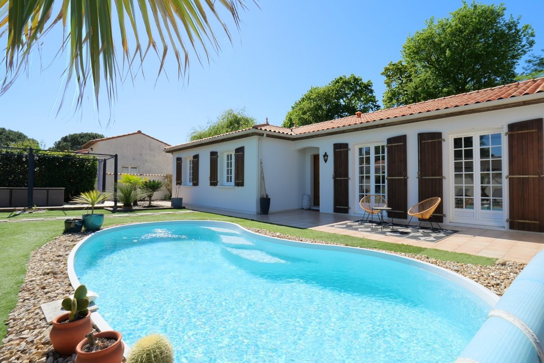 Villa in Breuillet, Nouvelle-Aquitaine, France 2 - 17782207