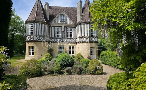 Estate in Saint-Pierre-sur-Dives, Saint-Pierre-en-Auge, France 1