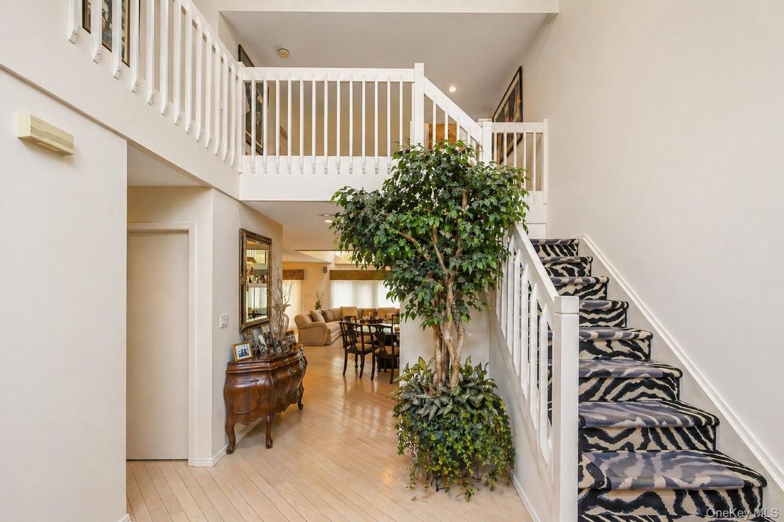 Condo in Woodbury, New York, United States 4 - 17782877