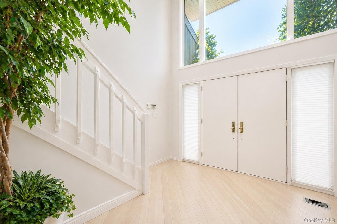 Condo in Woodbury, New York, United States 3 - 17782877
