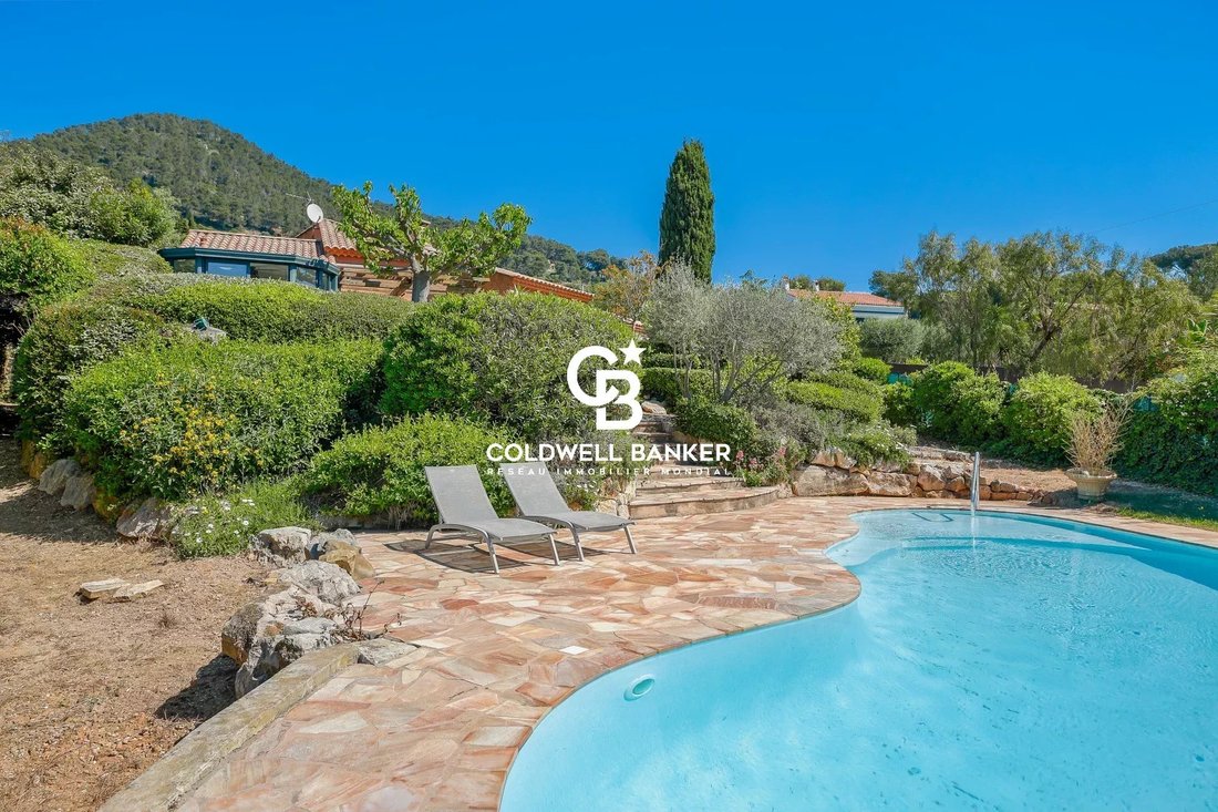 Villa in Carqueiranne, Provence-Alpes-Côte d'Azur, France 1 - 17760414
