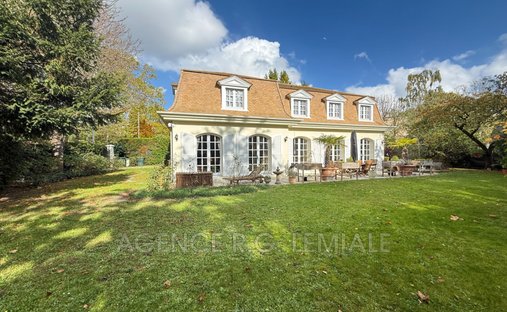 Villa in Charlemagne, Maisons-Laffitte, France 1