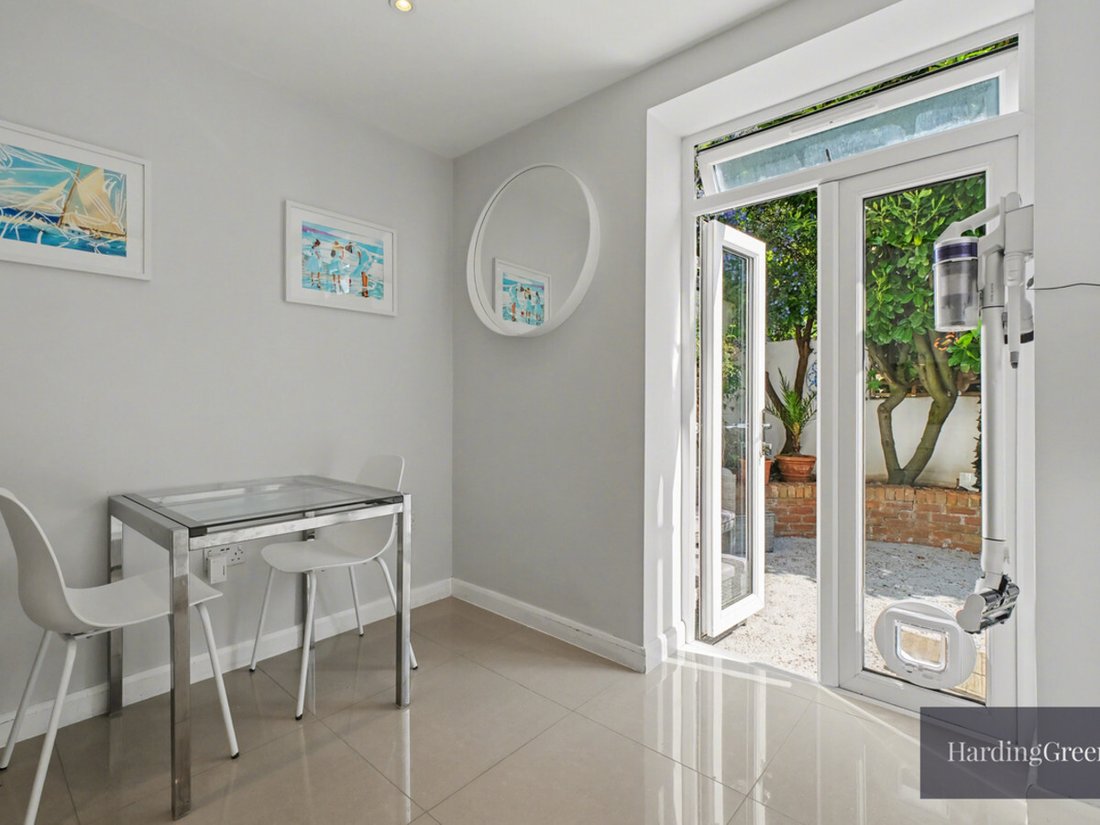 Apartment in Queens Park, Brent, England 5 - 17782544