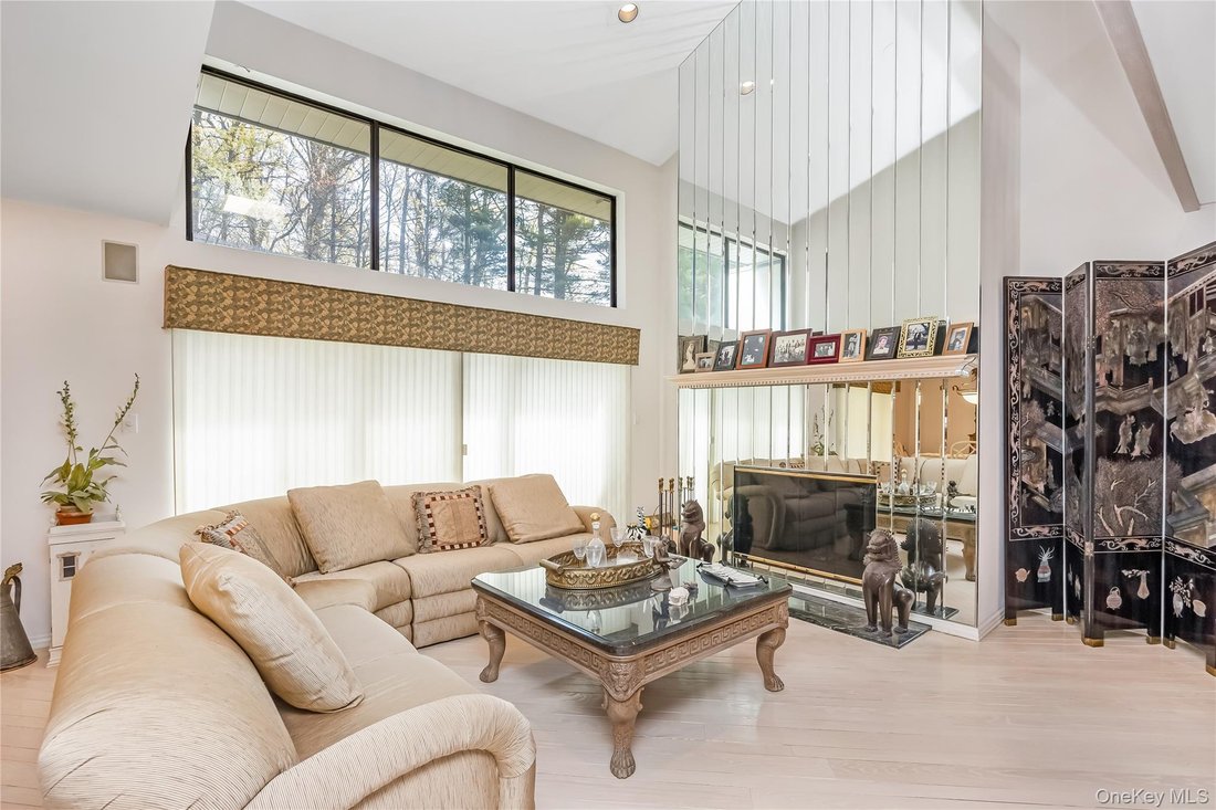 Condo in Woodbury, New York, United States 5 - 17782877
