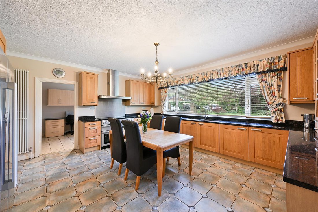 Bungalow in Kingswood, Reigate and Banstead, England 5 - 17710241