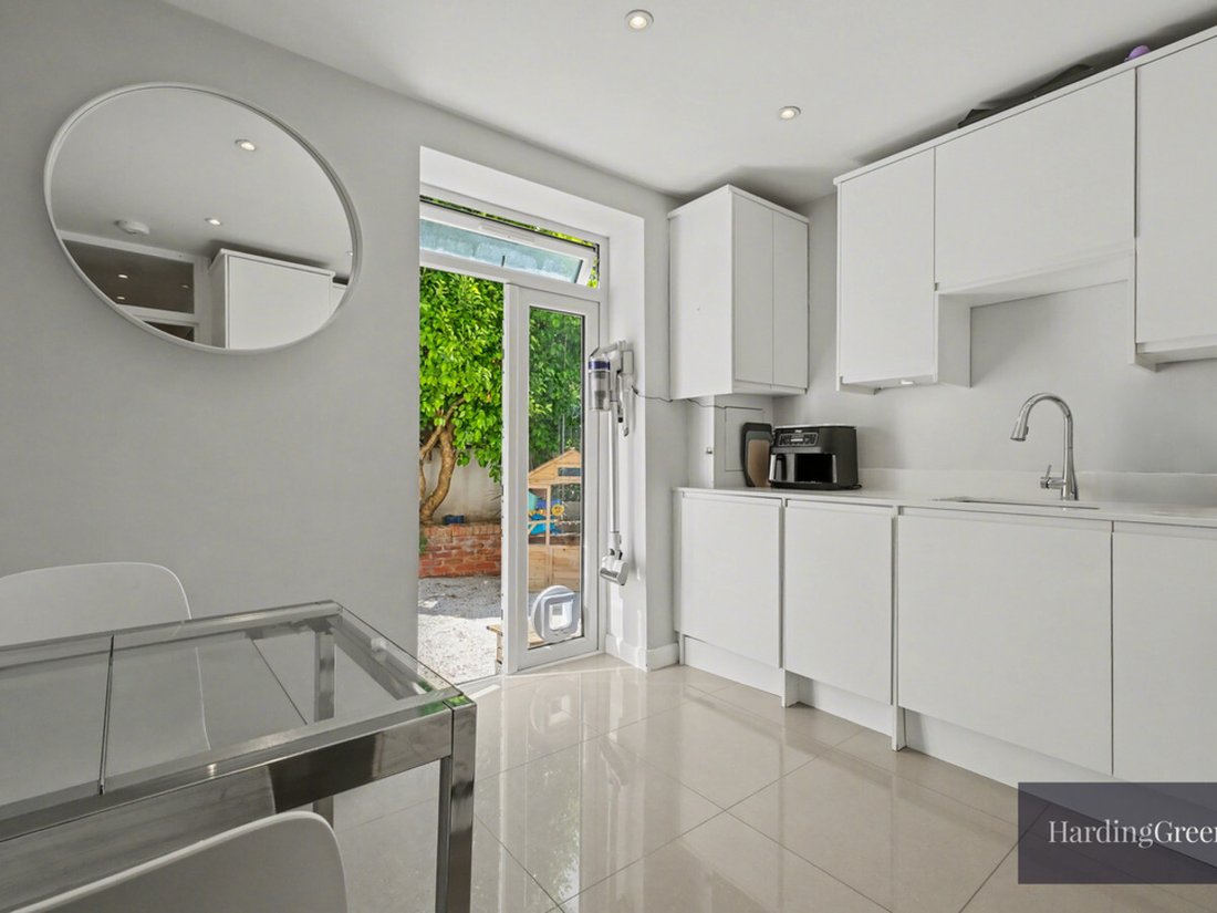 Apartment in Queens Park, Brent, England 2 - 17782544