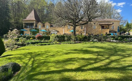 Estate in Charles de Gaulle, Cahors, France 1