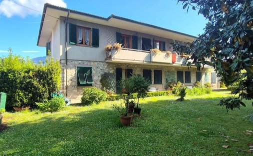 Villa in Capannori, Tuscany, Italy 1