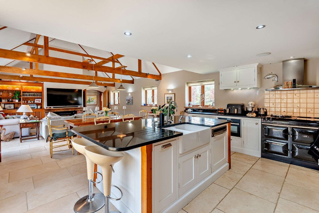 House in Headley Down, England 2 - 17779240
