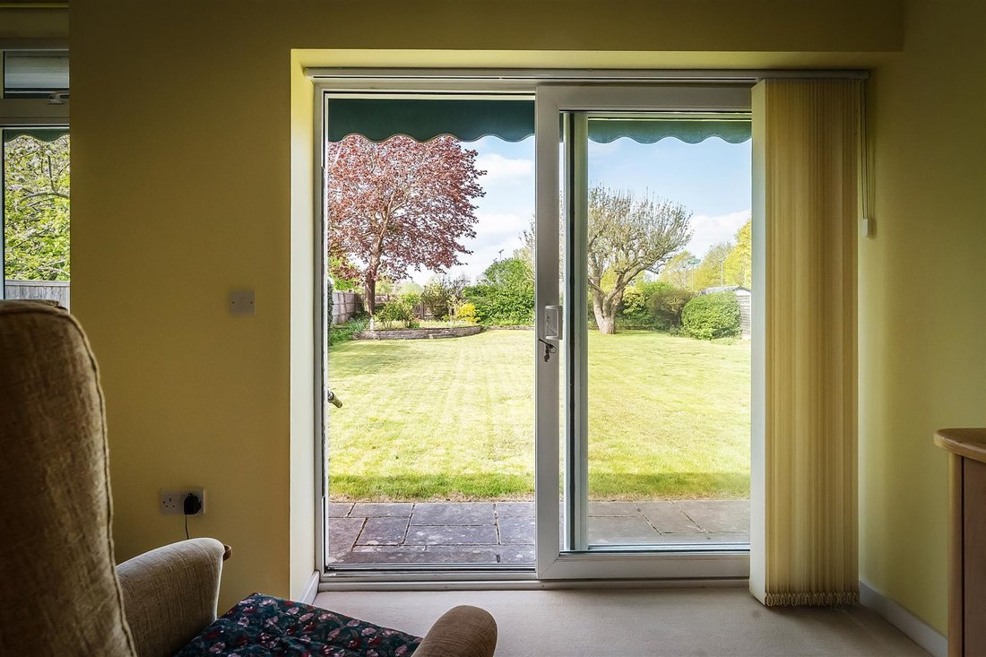 Bungalow in Surrey, England 4 - 17780875