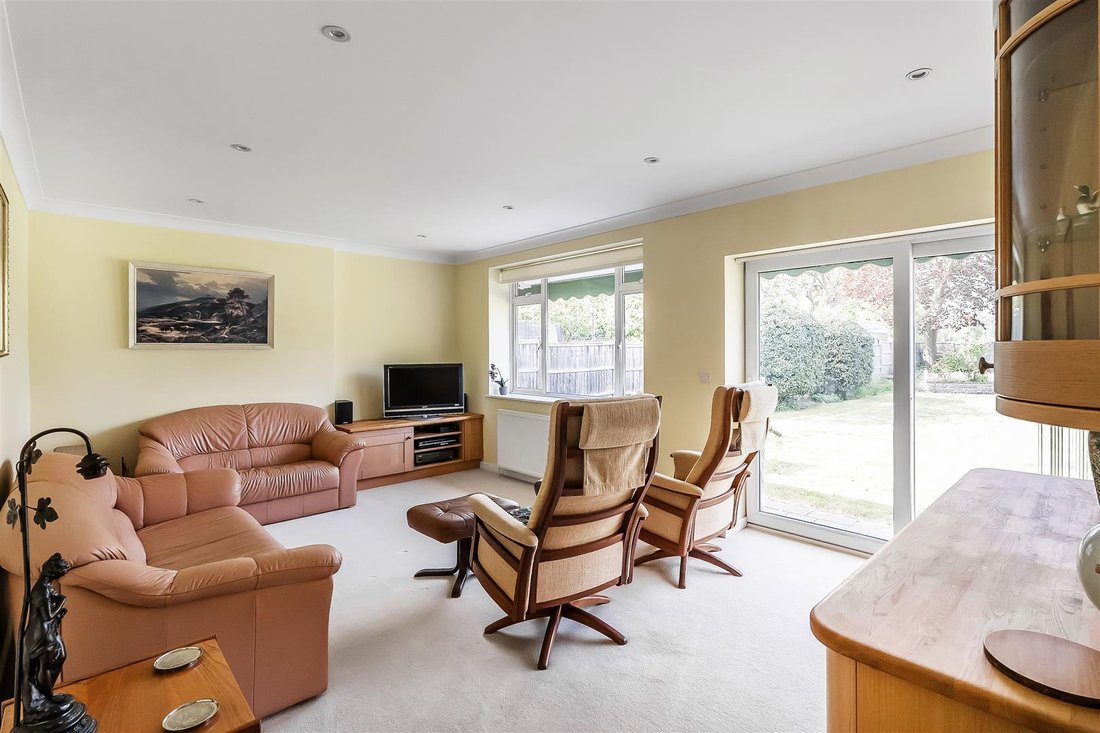 Bungalow in Surrey, England 3 - 17780875