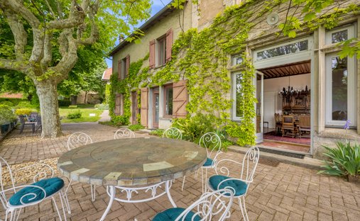 Estate in Est, Trevoux, France 1