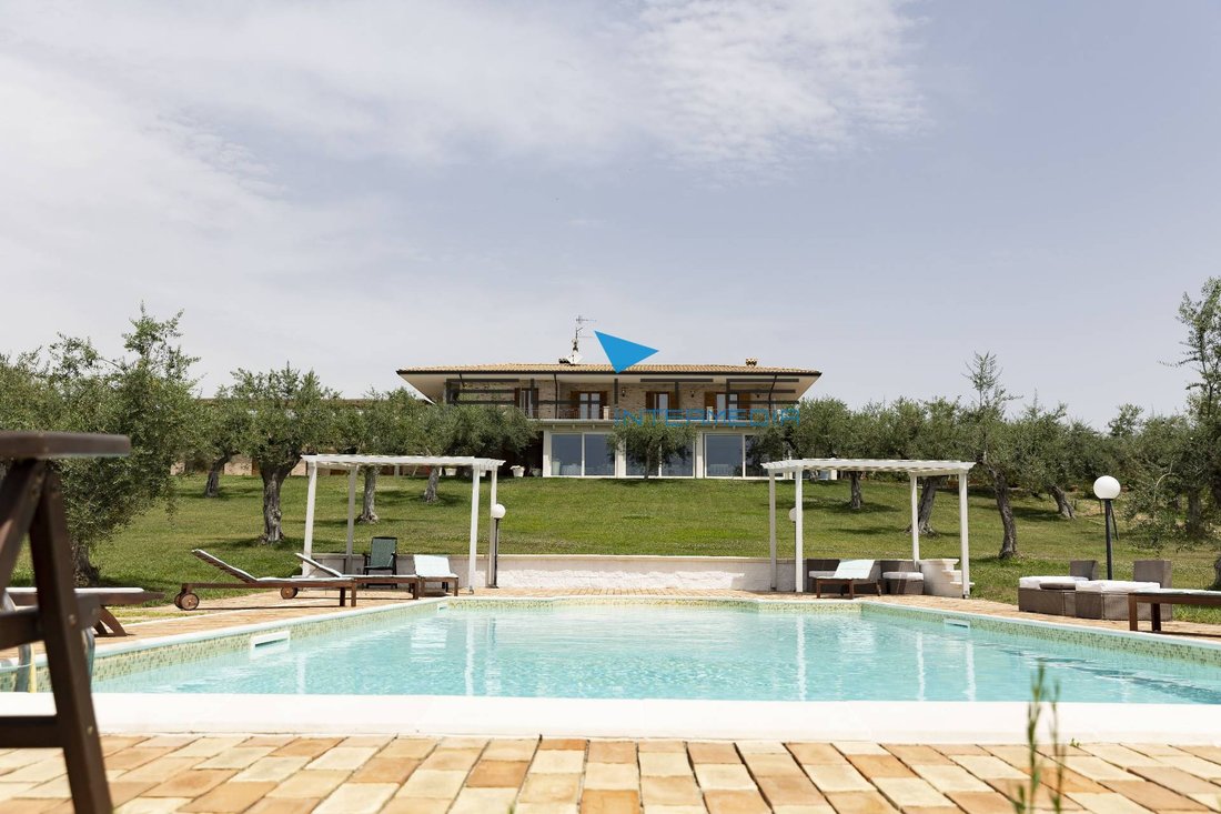 Villa in Loreto Aprutino, Abruzzo, Italy 1 - 17783450