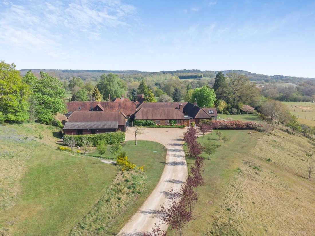 House in Headley Down, England 1 - 17779240