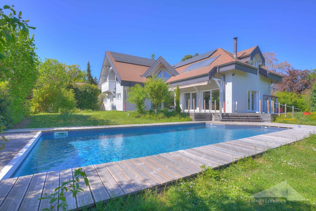 Villa in Prévessin-Moëns, Auvergne-Rhône-Alpes, France 1 - 17783542