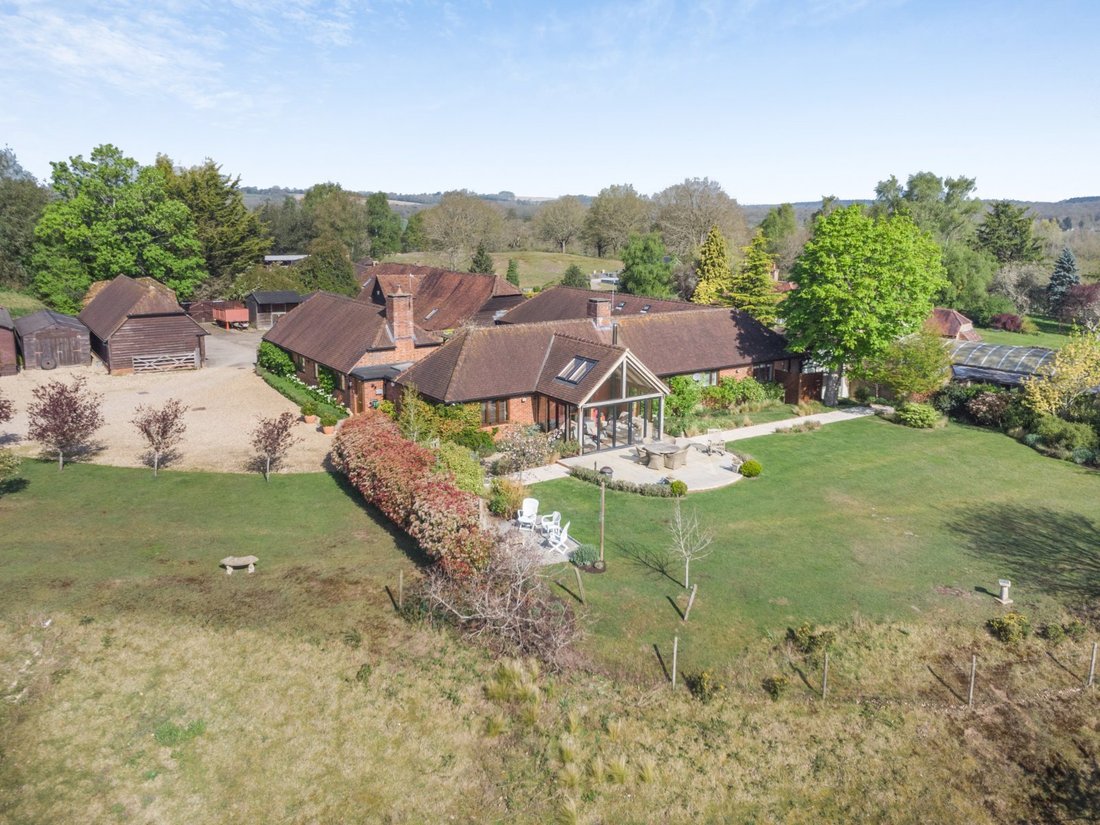 House in Headley Down, England 1 - 17779240