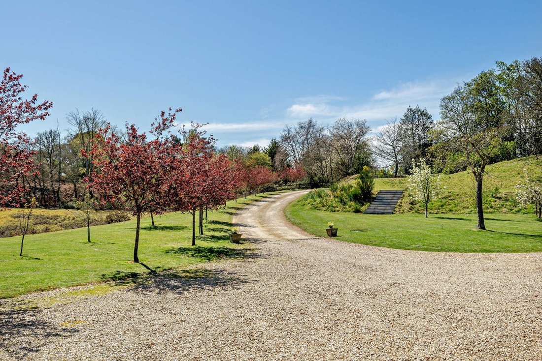 House in Headley Down, England 3 - 17779240