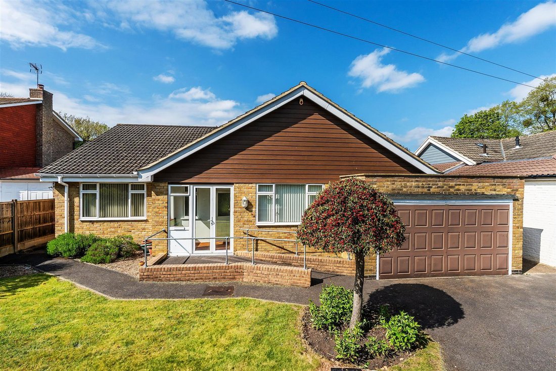 Bungalow in Surrey, England 1 - 17780875
