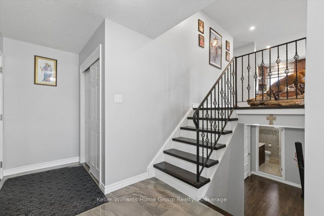 House in Hamilton, Ontario, Canada 5 - 17780376