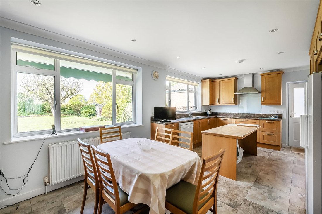 Bungalow in Surrey, England 5 - 17780875
