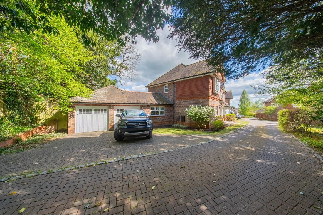 House in Haywards Heath, England 4 - 17779716