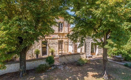 Casa de Campo en Saint-Étienne-du-Grès, Provenza-Alpes-Costa Azul, Francia 1
