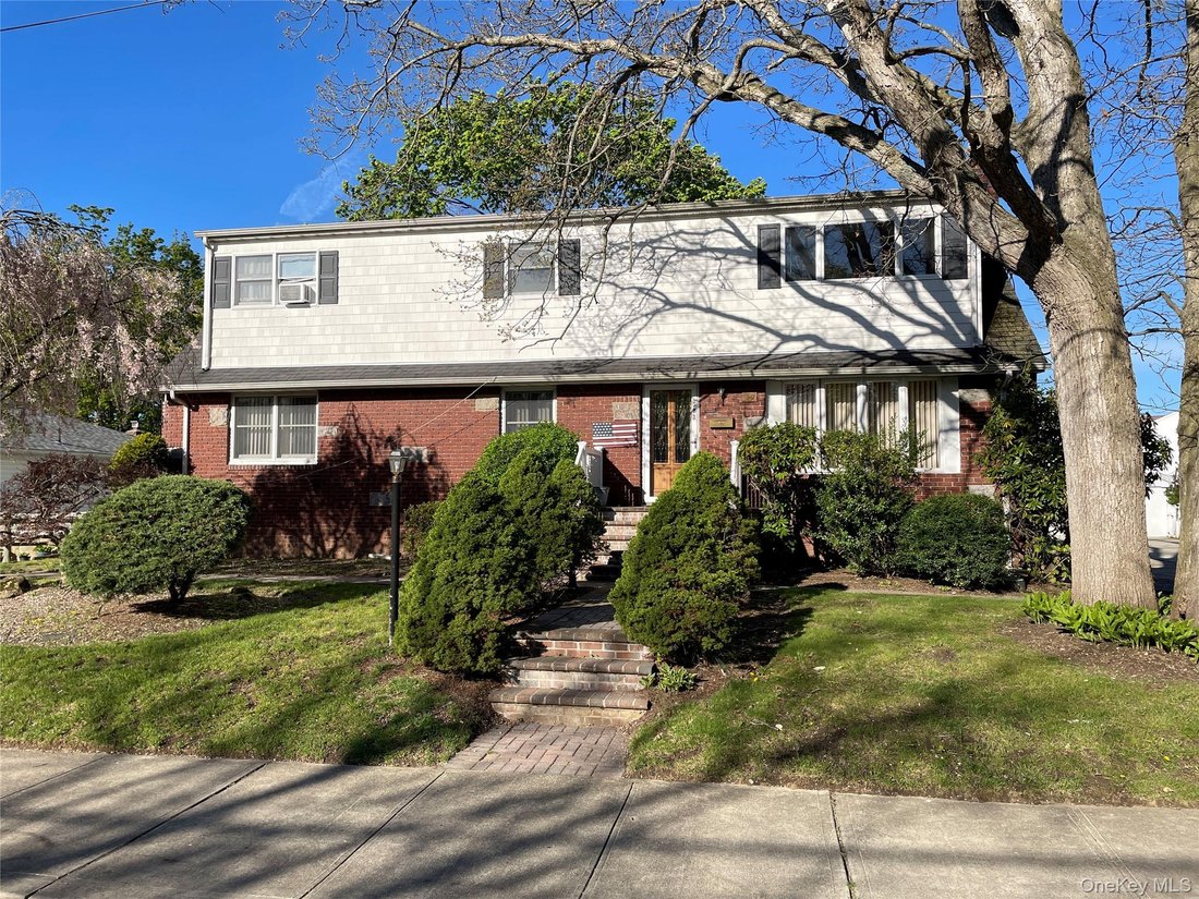 House in Lindenhurst, New York, United States 1 - 17782434