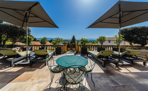 Villa in Châteauneuf-de-Gadagne, Provence-Alpes-Côte d'Azur, France 1