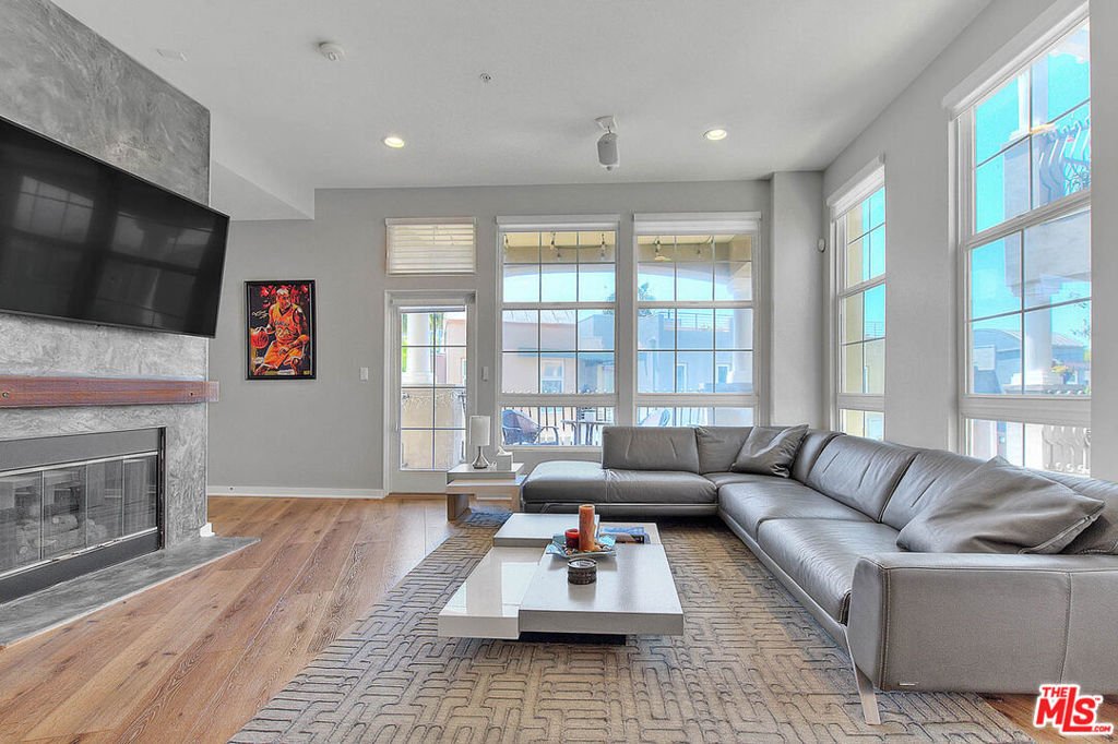 Condo in Los Angeles, California, United States 5 - 17783946