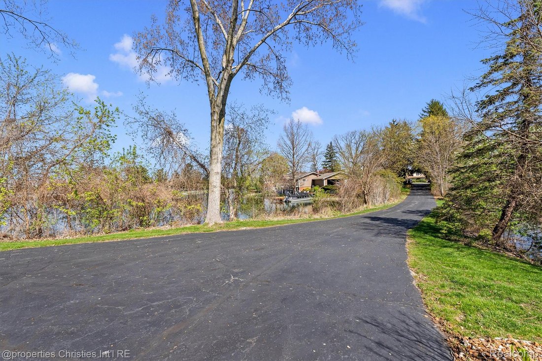 House in Wixom, Michigan, United States 3 - 17785066