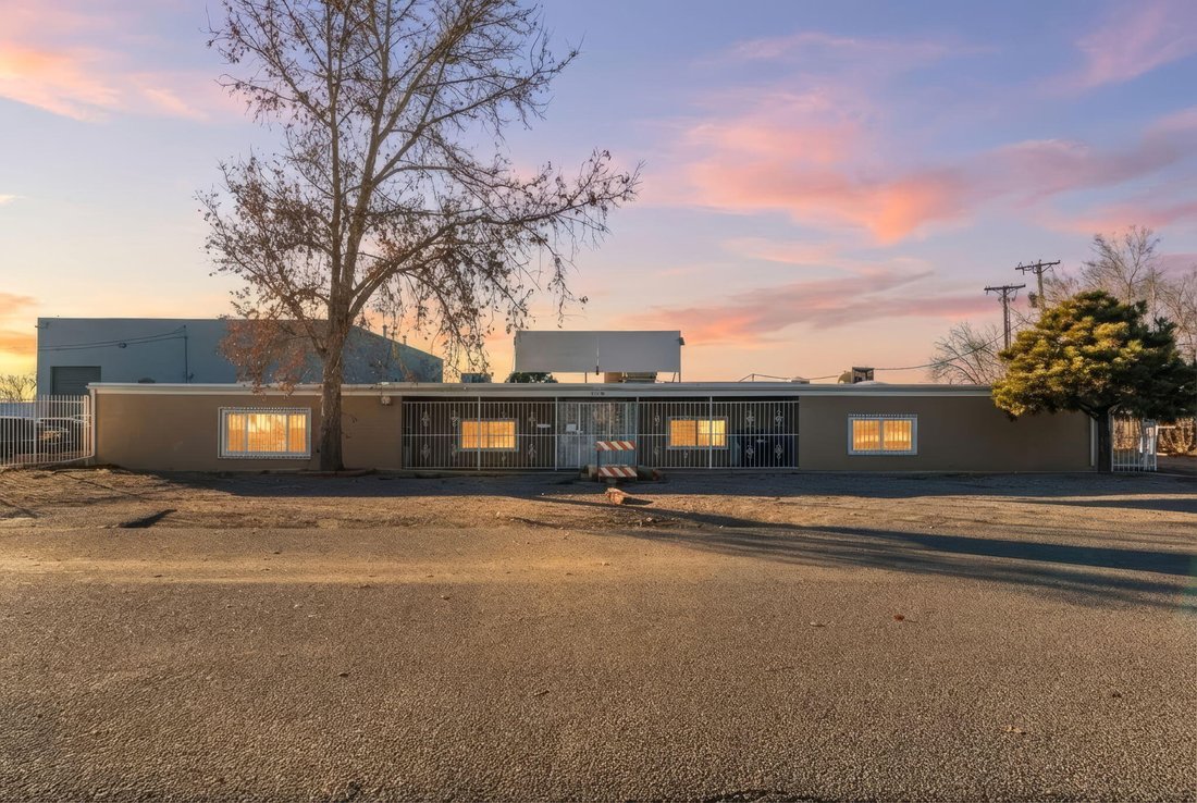 House in Los Ranchos de Albuquerque, New Mexico, United States 1 - 17792552