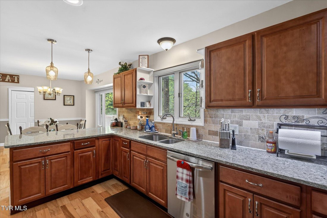 House in Elizabethton, Tennessee, United States 4 - 17791385