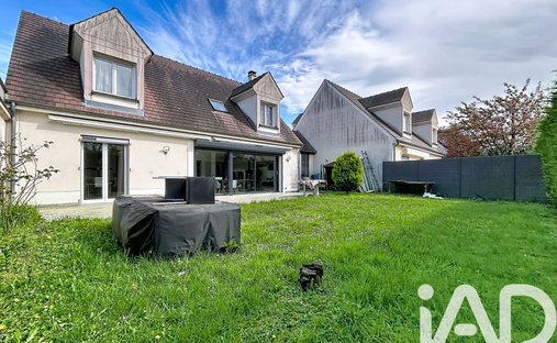 House in Tillet et Est, Bussy-Saint-Georges, France 1