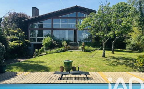 House in Nord, Artigues-pres-Bordeaux, France 1