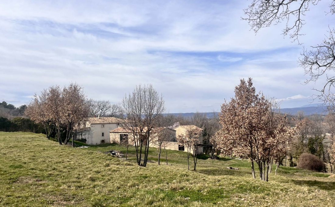 Estate in Lacoste, Provence-Alpes-Côte d'Azur, France 1 - 17796270