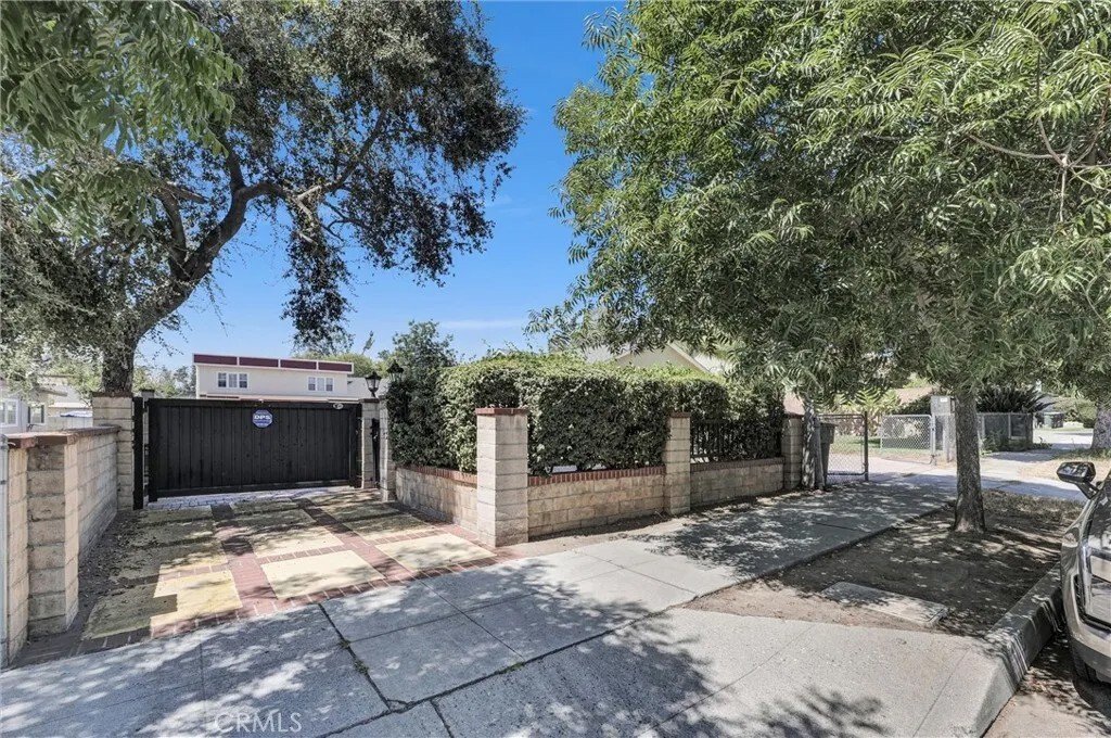 Altadena, California, United States 2 - 17799264